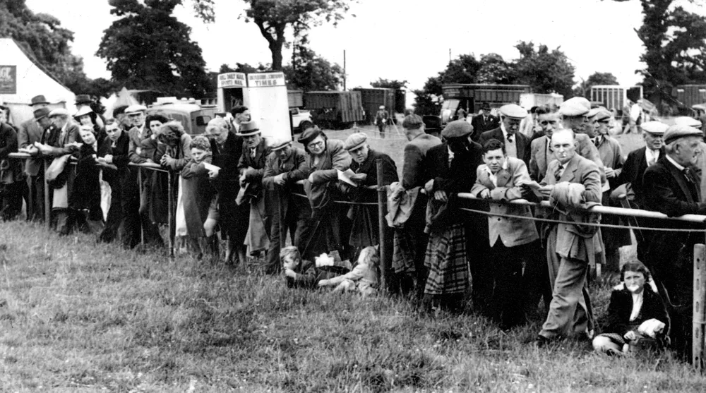 Old Postcard - Thorngumbal 1940/50's